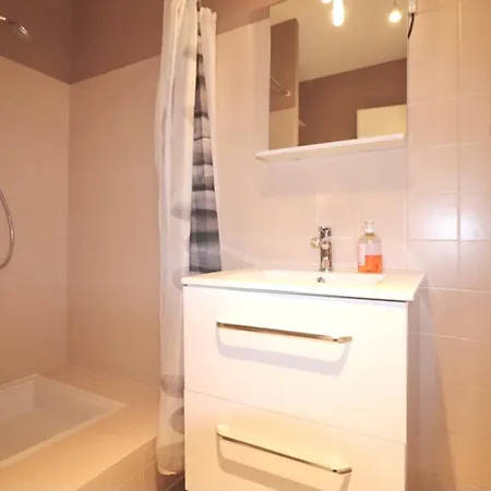 Renove A Avec Terrasse, Proche Commerces Et Parking Prive - Fr-1-432-42 *